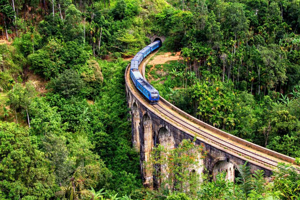 Tren pasando por el Nine Arch Bridge, el puente más famoso de Sri Lanka