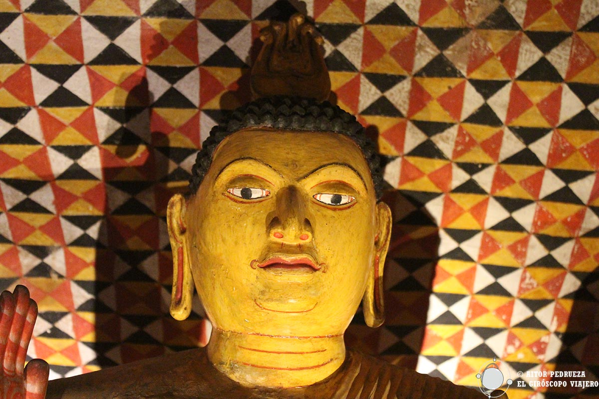 Cabeza de una de las esculturas de Buda en Dambulla