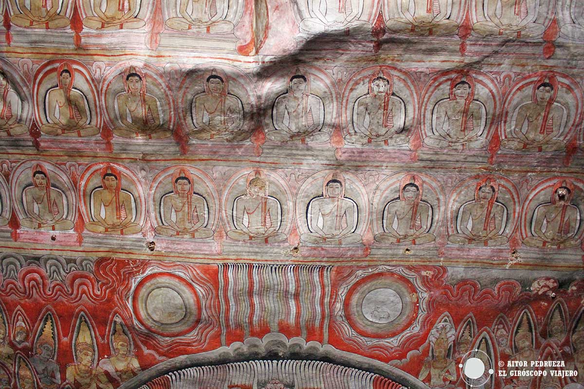 Frescos que decoran las paredes y techos del interior de las cuevas de Dambulla