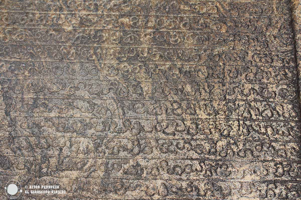 Inscripciones talladas en la roca en cingalés antiguo sobre la historia de Dambulla