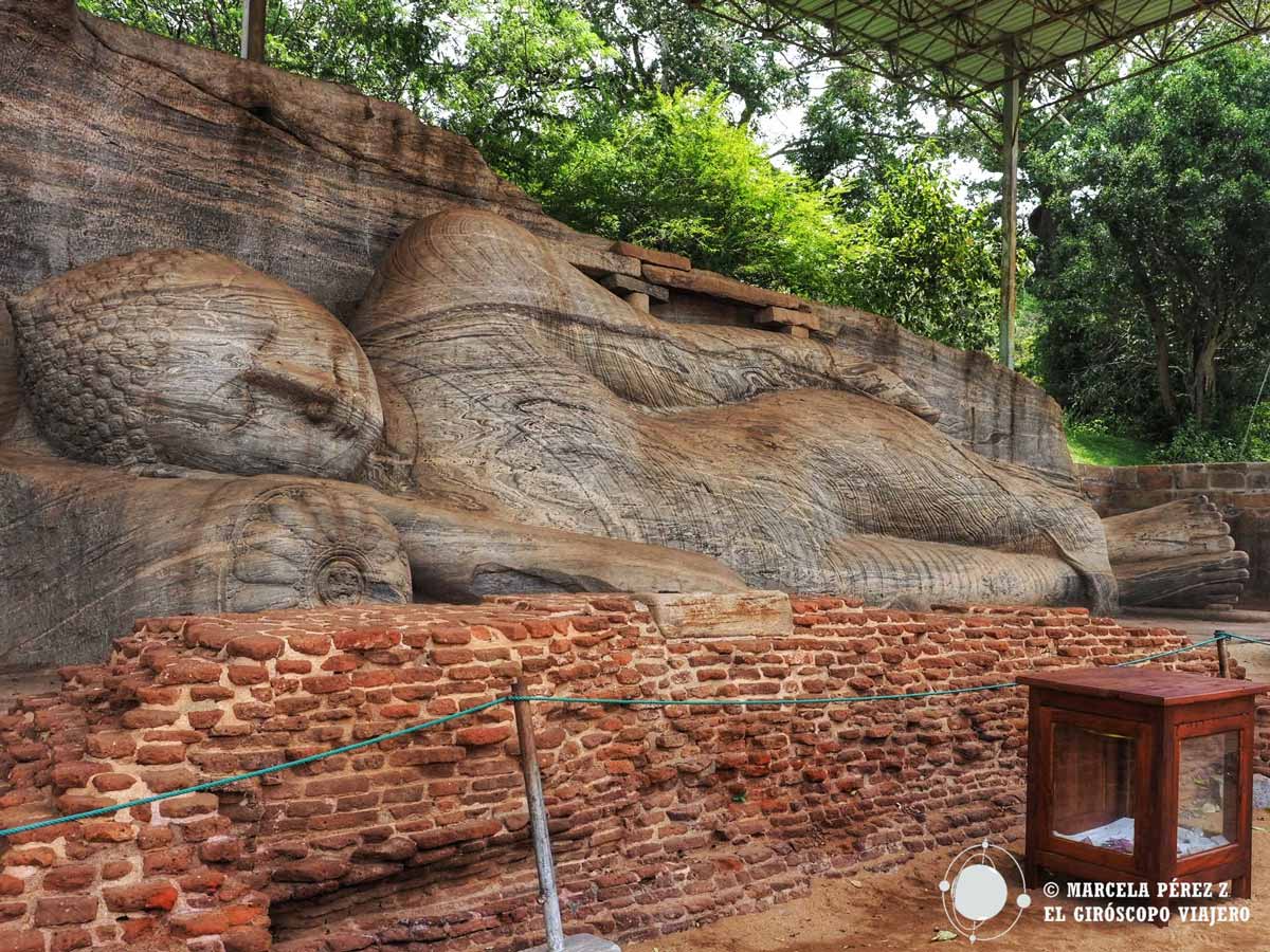 Uno de los budas tallados de Gal Vihara, en Polonnaruwa