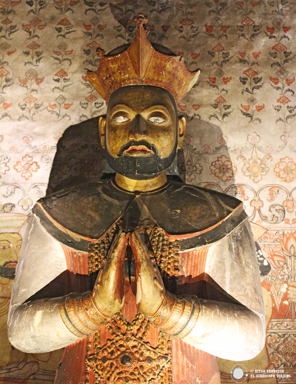 Escultura del rey Kirti Sri Rajasinha en la cueva de Dambulla