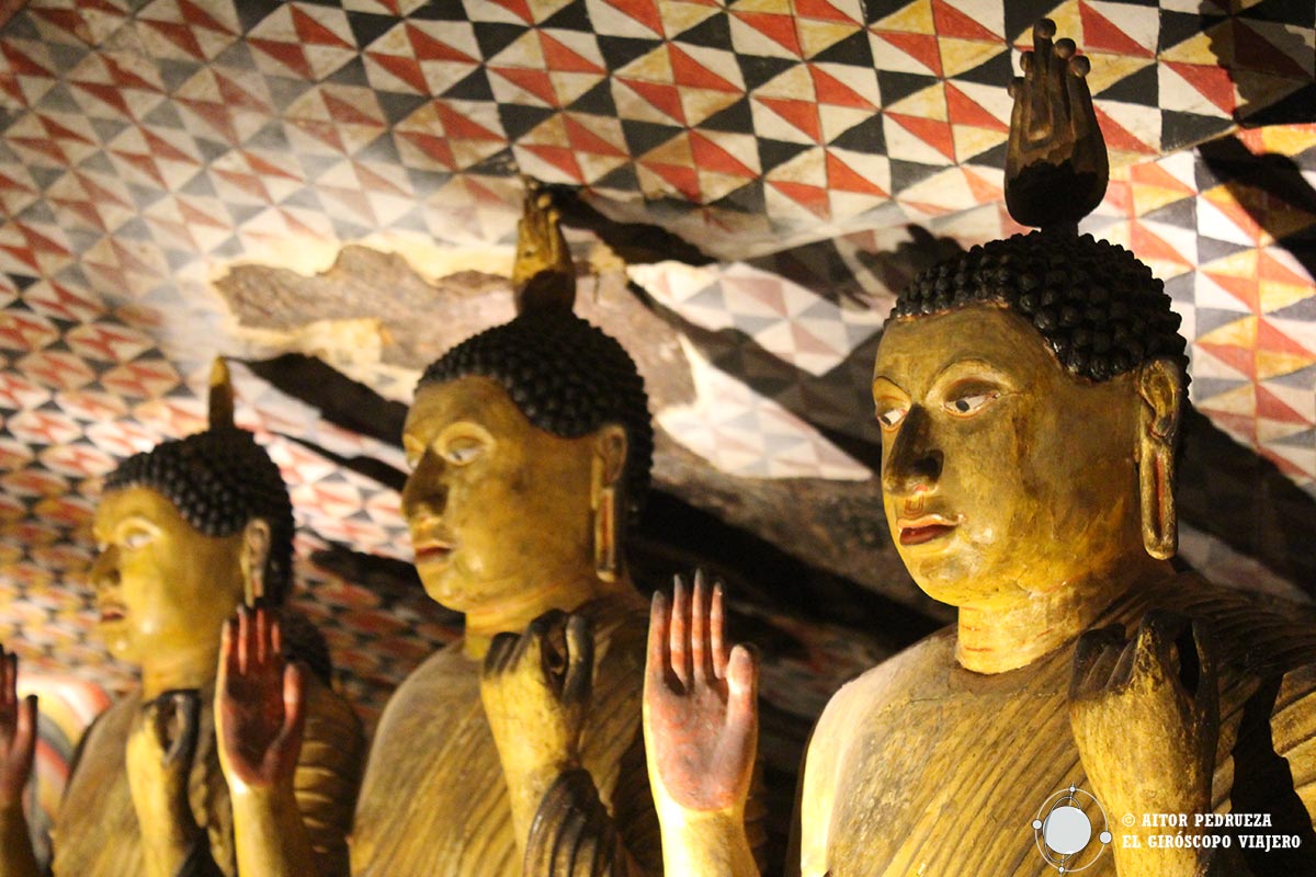 Esculturas de Buda en las cuevas de Dambulla