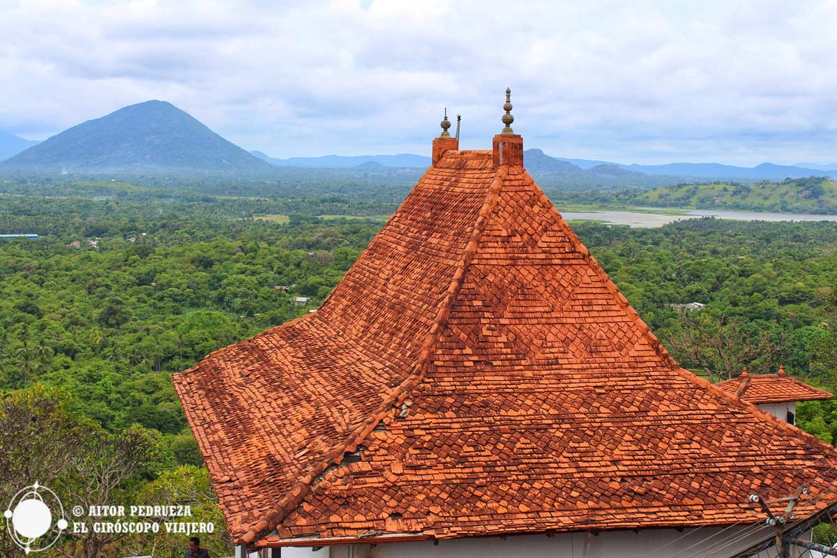 Vistas de los alrededores desde lo alto de la roca de Dambulla