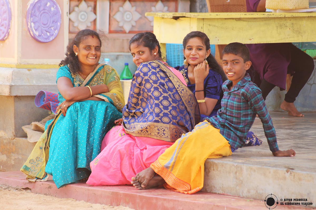 Jóvenes tamiles en un templo hinduista