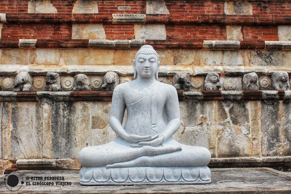 Estatua de Buda en la Estupa Jetavanaramaya 
