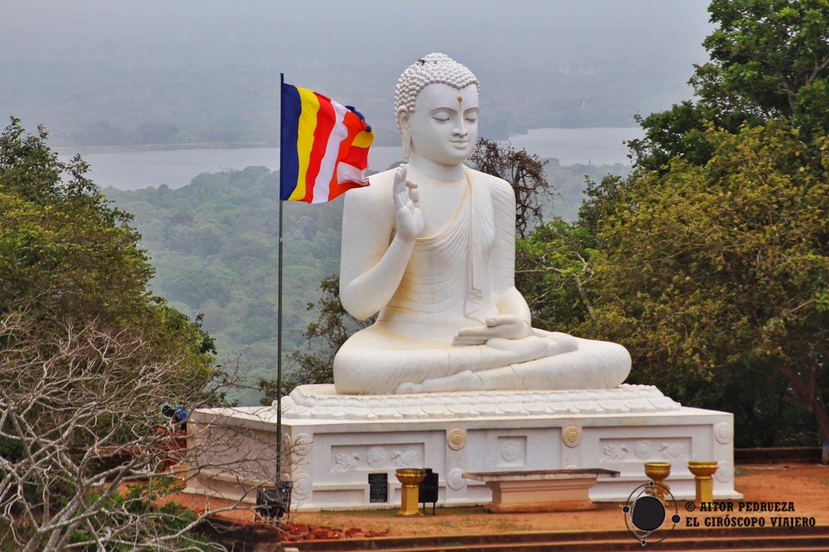 Estatua gigante de Buda en lo alto de Mihintale