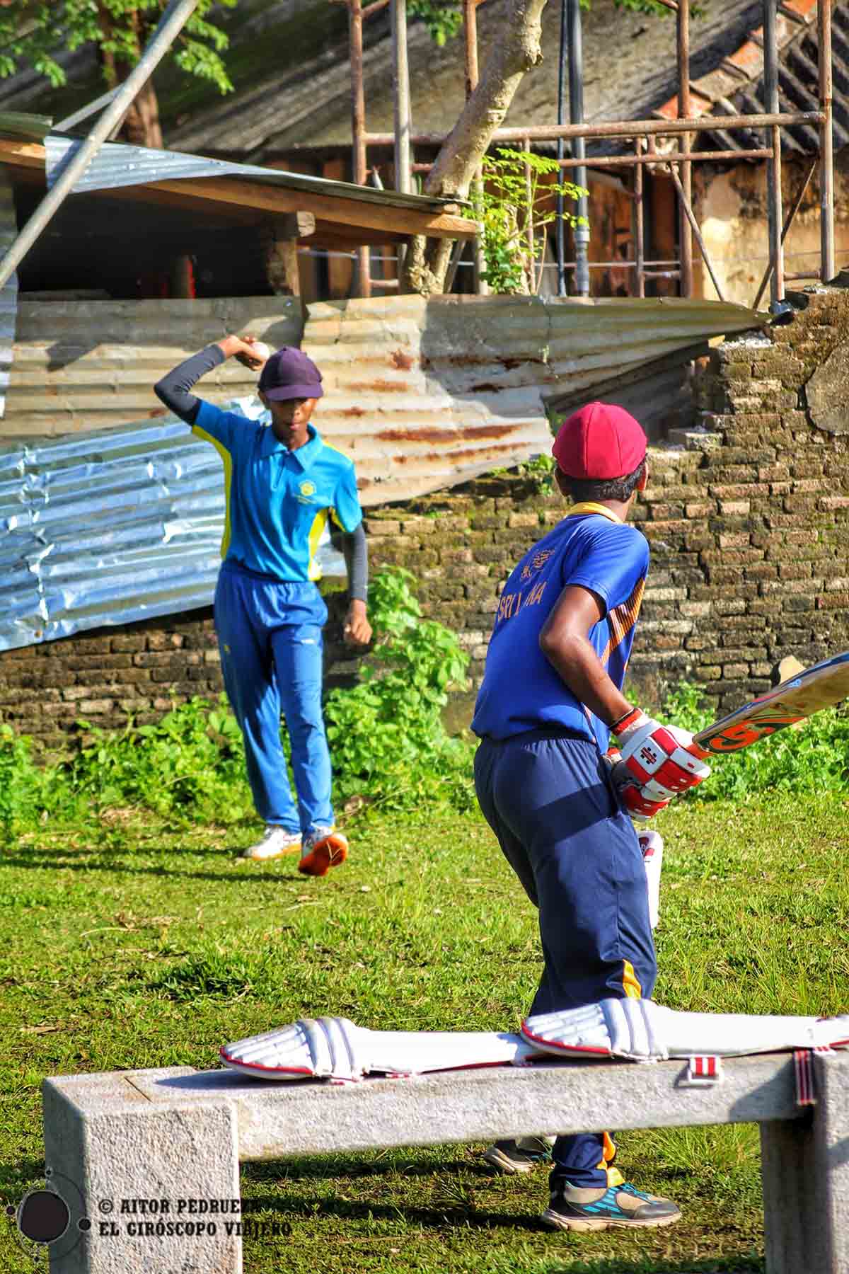 Niños jugando a cricket junto a las murallas de Galle