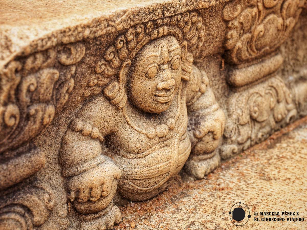 Detalle tallado en el templo Isurumuniya Vihara
