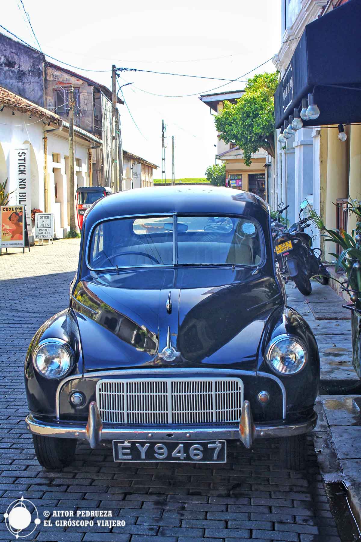 Coche antiguo en las calles de Galle