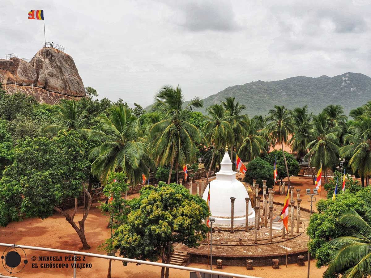 Vista de la colina sagrada en Sri Lanka para el budismo, Mihintale