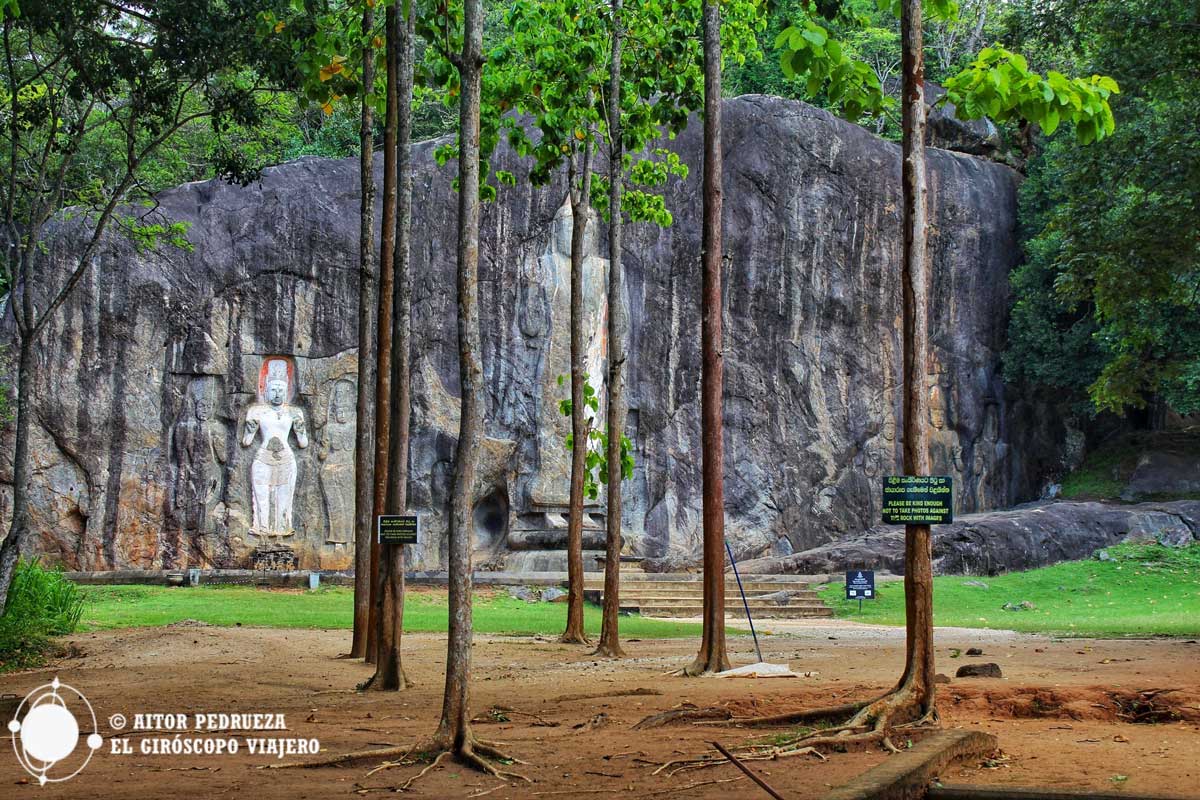 Vista de las tallas del Templo de Buduruwagala