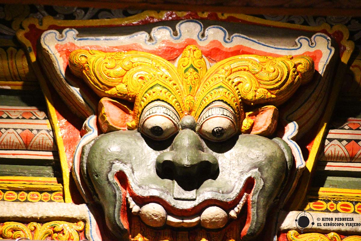 Detalle en el interior del Templo del Diente de Buda