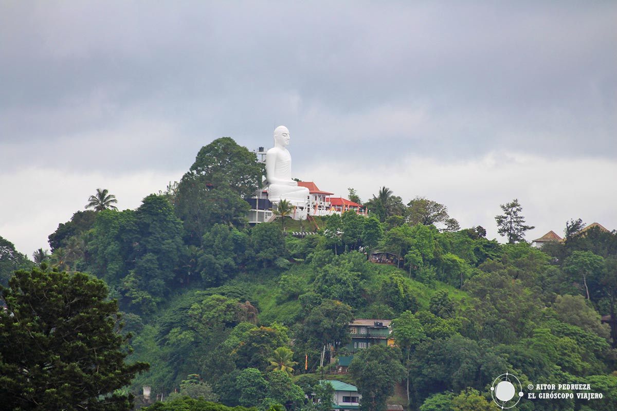 Inmensa estatua de Buda en Bahiravokanda Vihara