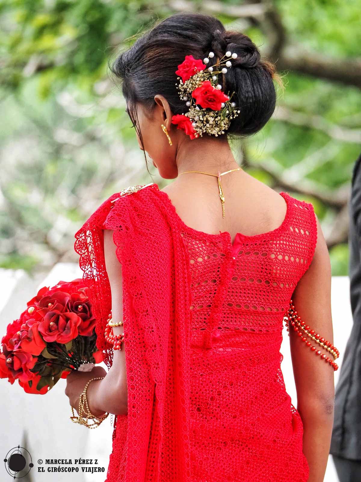 Una novia se fotografía en el lago de Kandy