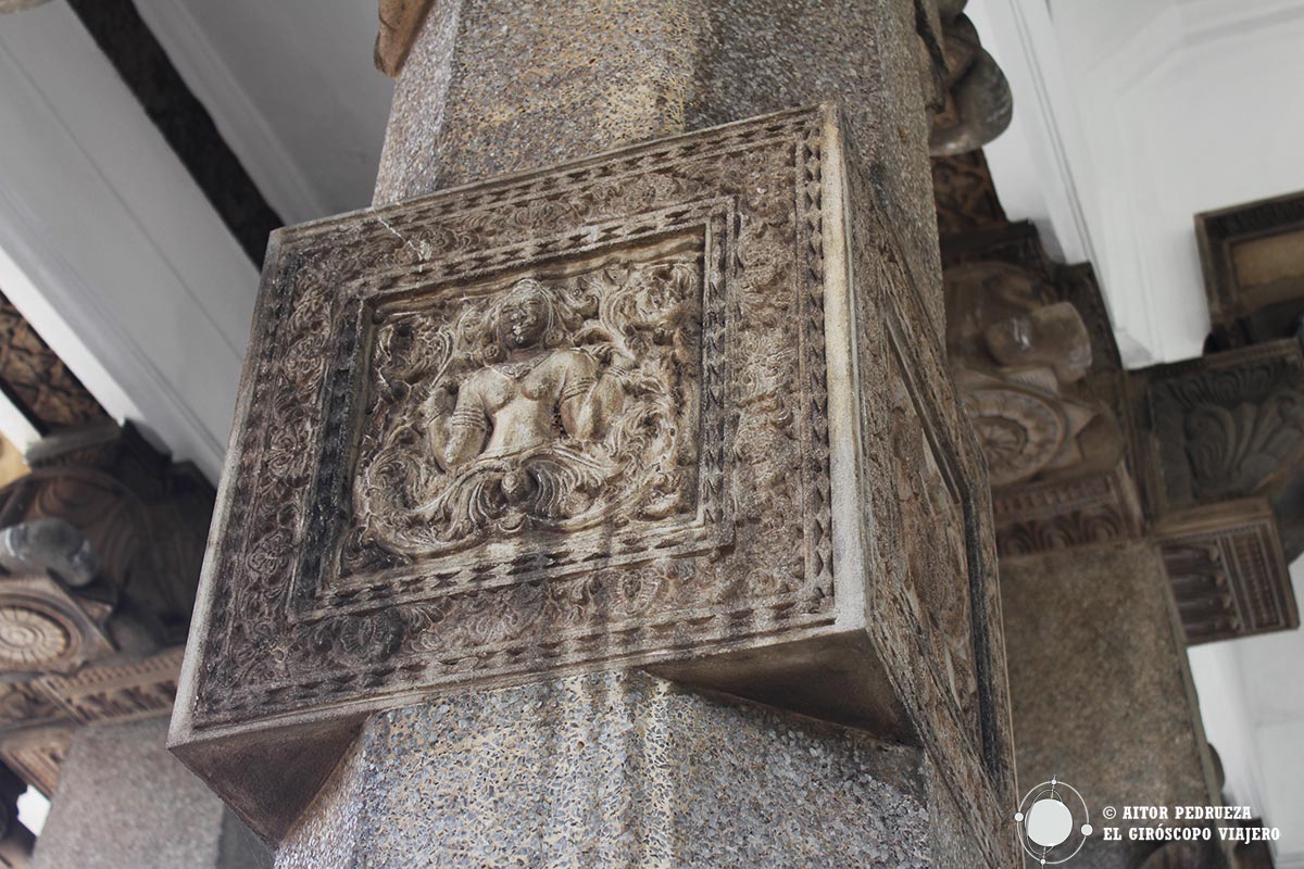 Detalle en las columnas del Salón Conmemorativo de la Independencia de Sri Lanka