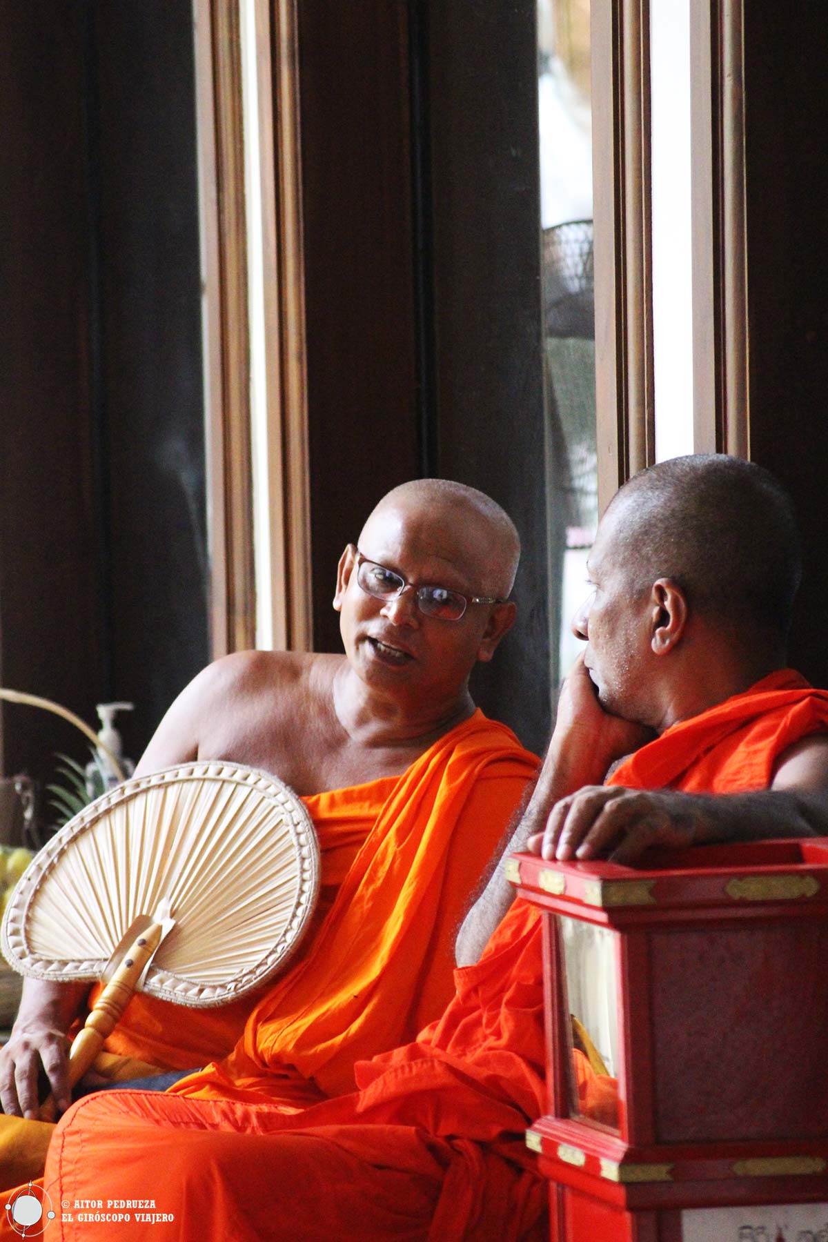 Monjes en el templo de Gangaramaya de Colombo